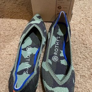 NWT new with box Rothy’s flats size 6 army green